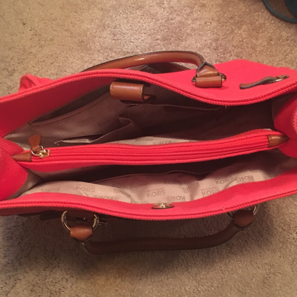 Unique Large Micheal Kors Tote like new condition - Picture 5 of 7